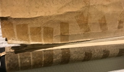 Een gesigneerde Chinese rolschildering op zijde met een tuinsc&egrave;ne, 18/19e eeuw